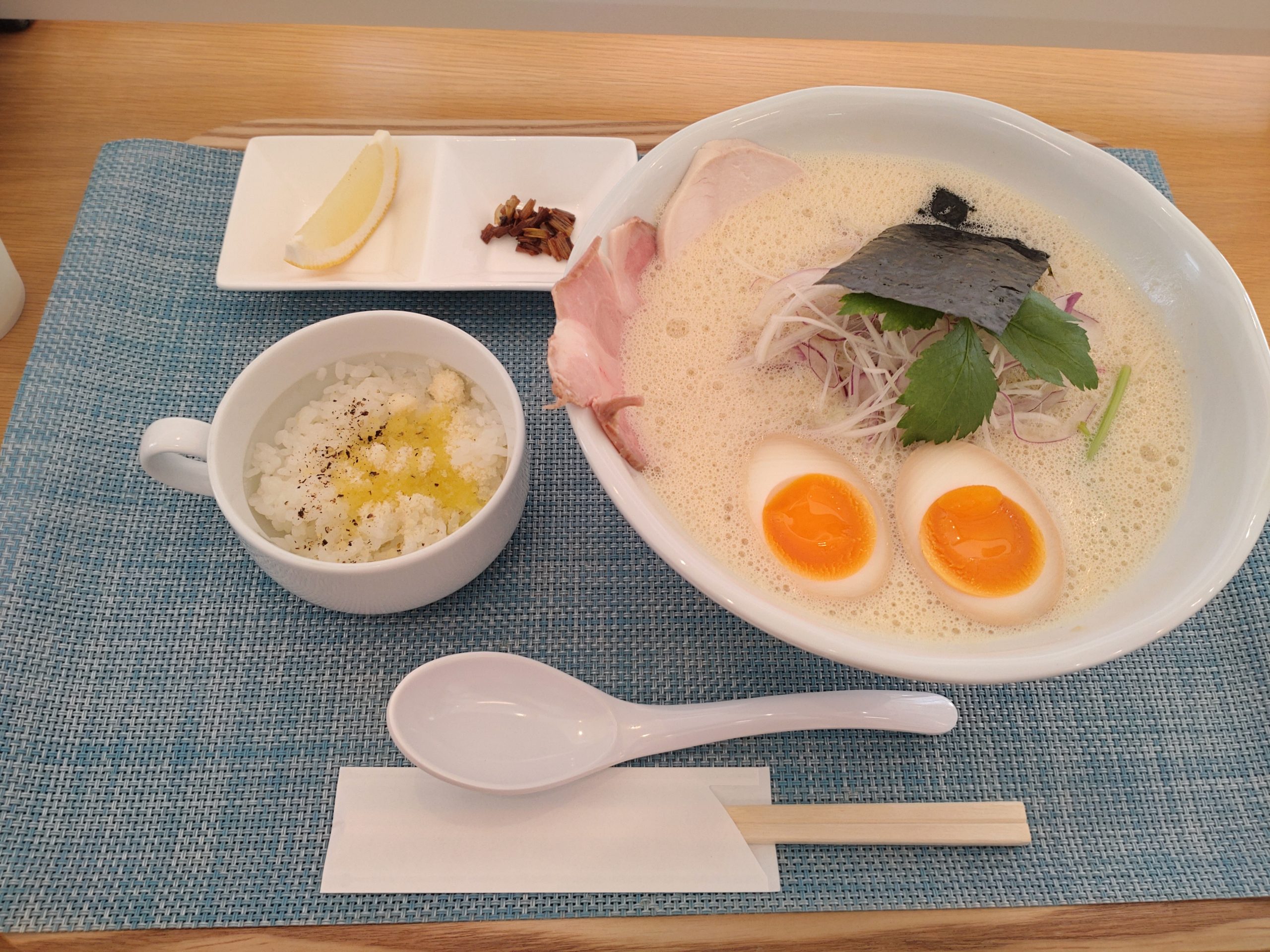 空飛ぶ鶏白湯セット麺大盛り(950円)