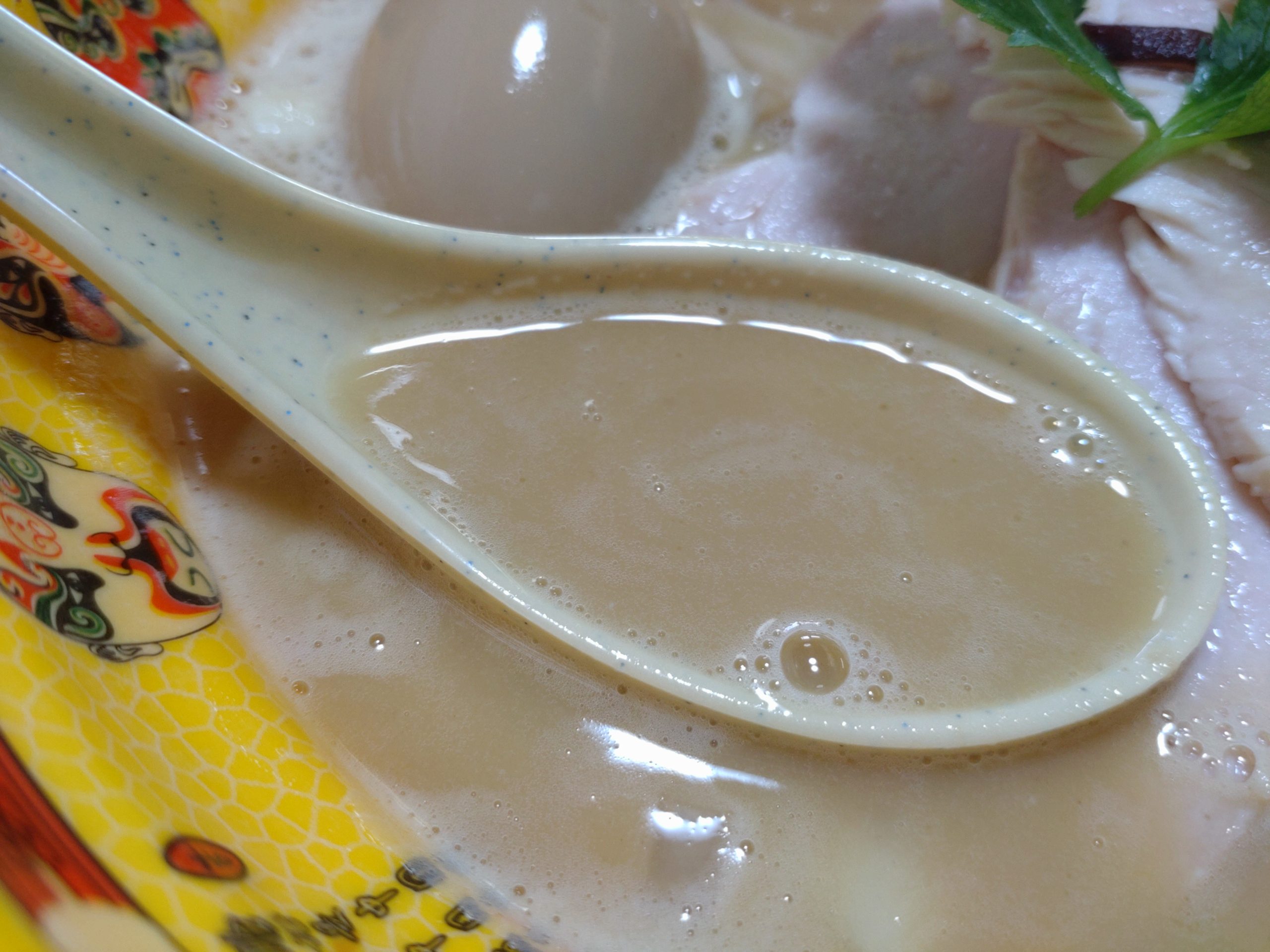 鶏白湯ラーメンのスープ