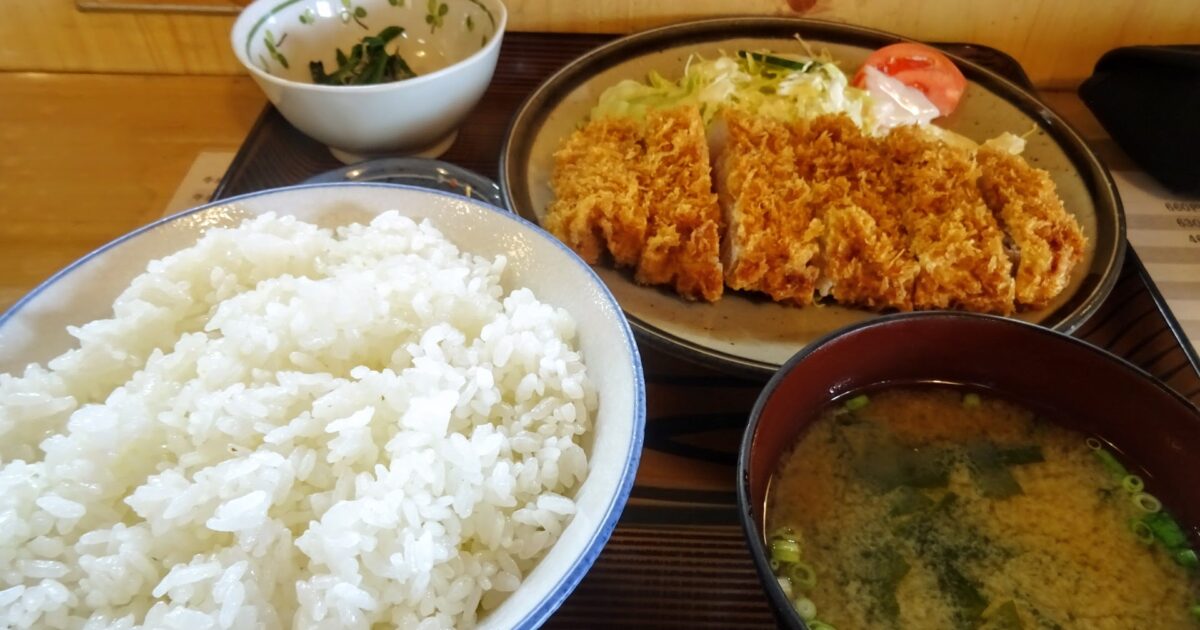 トンカツ定食(960円)