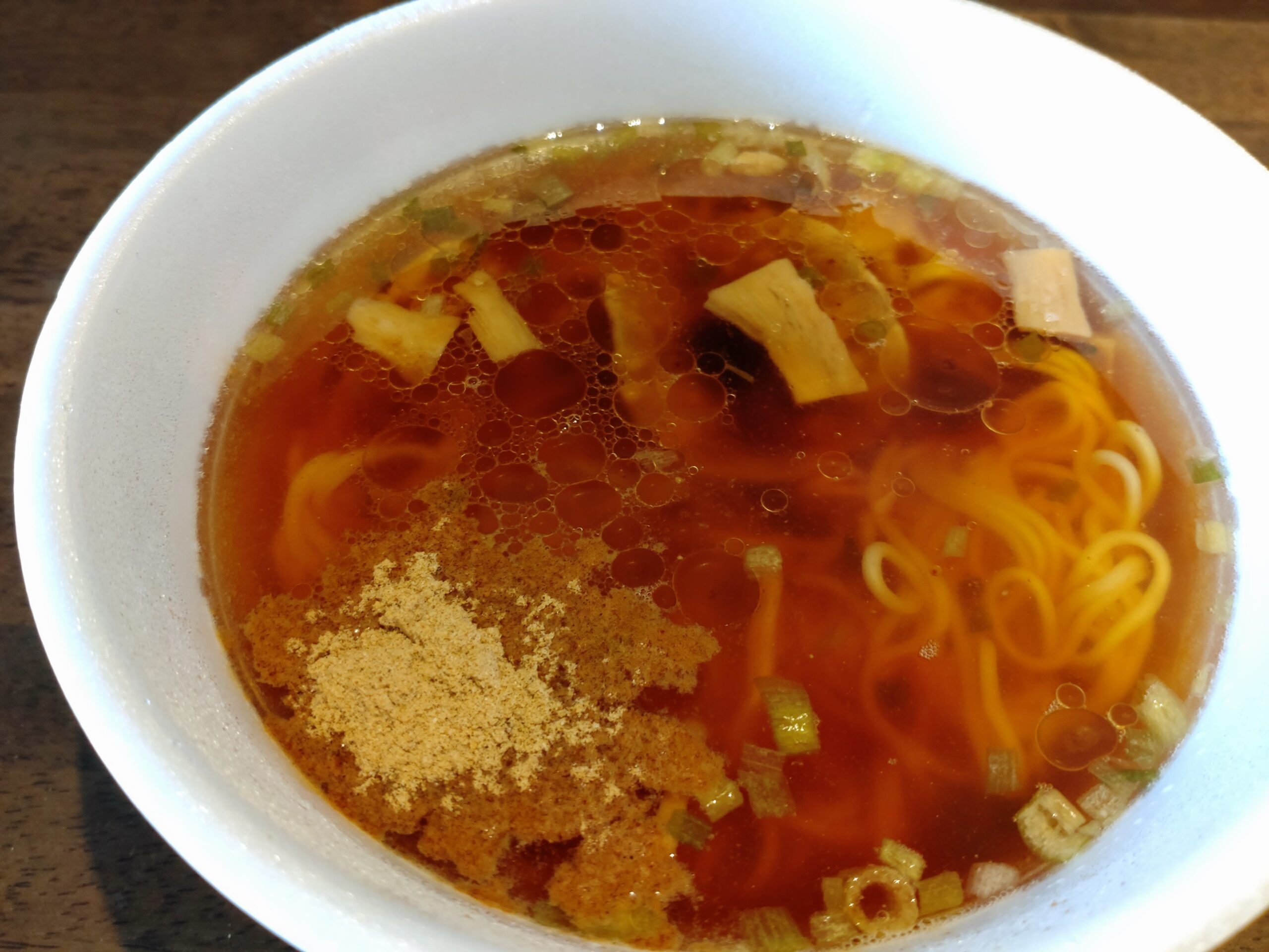 The淡麗 らぁ麺や嶋監修 醤油らぁ麺に粉末スープと液体スープを入れたところ