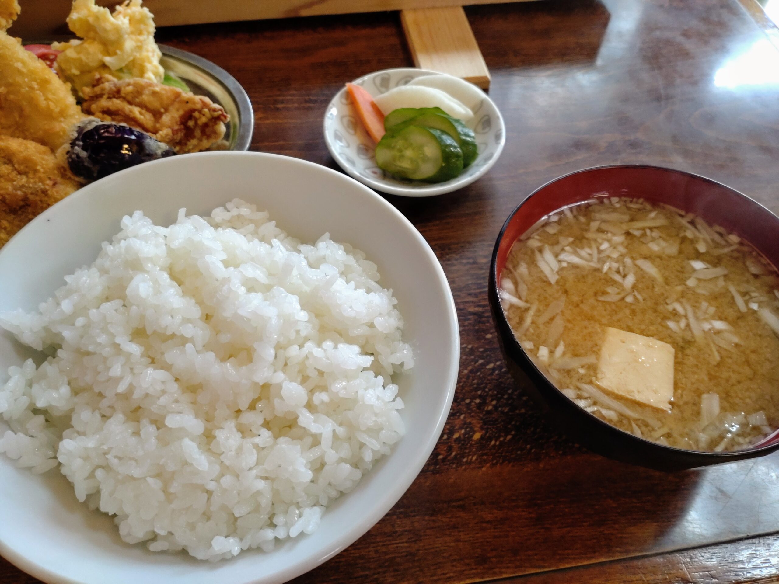 ミックスフライ定食のご飯と味噌汁
