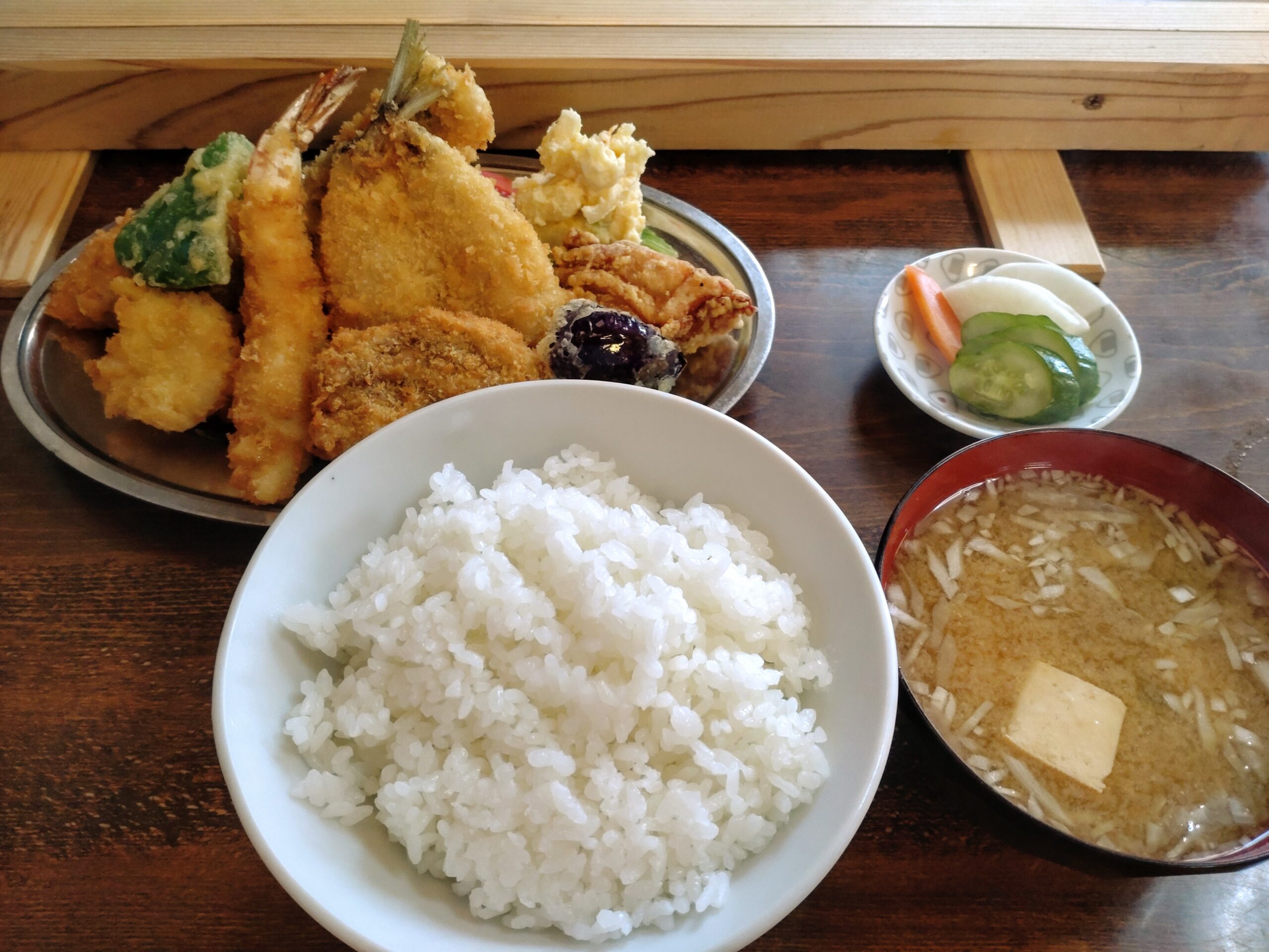 ミックスフライ定食(1600円)