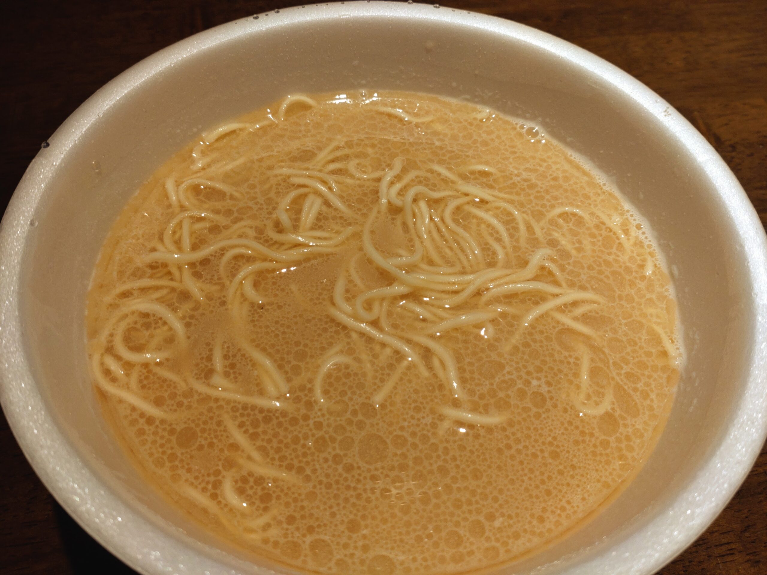 一蘭とんこつに粉末スープと液体スープを入れてかき混ぜたところ