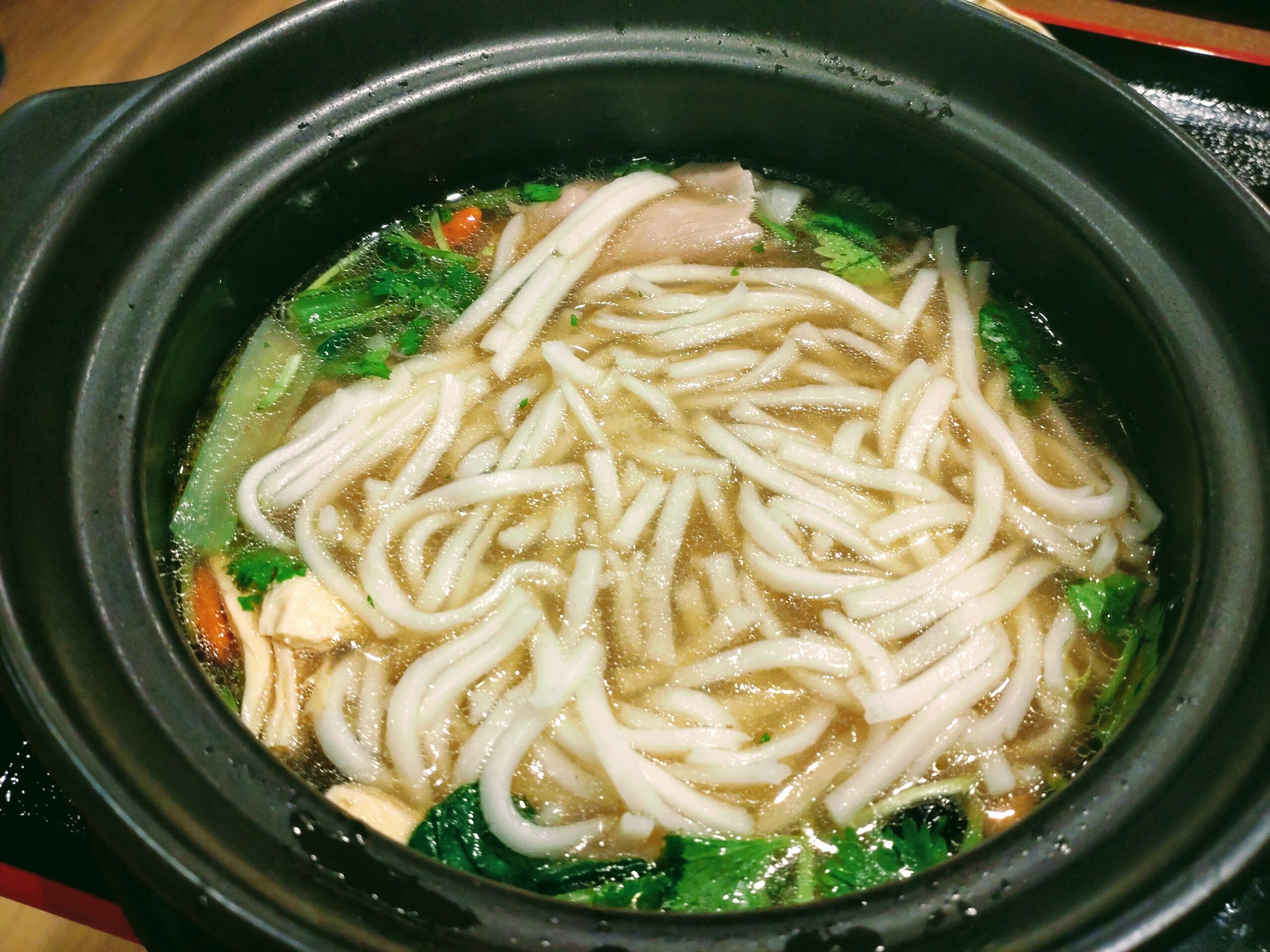 過橋米麺のスープに麺を入れたところ