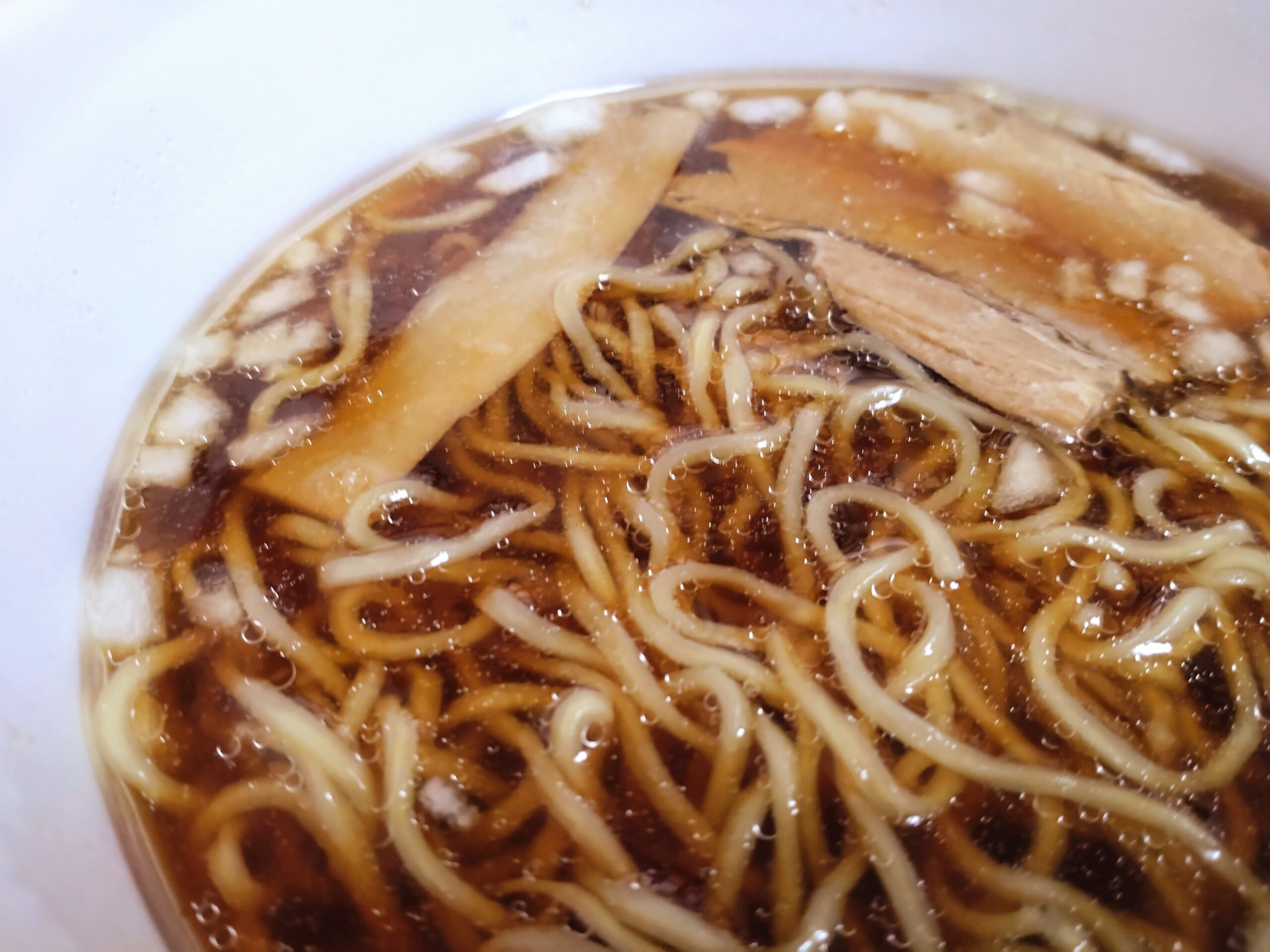凄麺 千葉竹岡式ラーメンのスープとトッピング