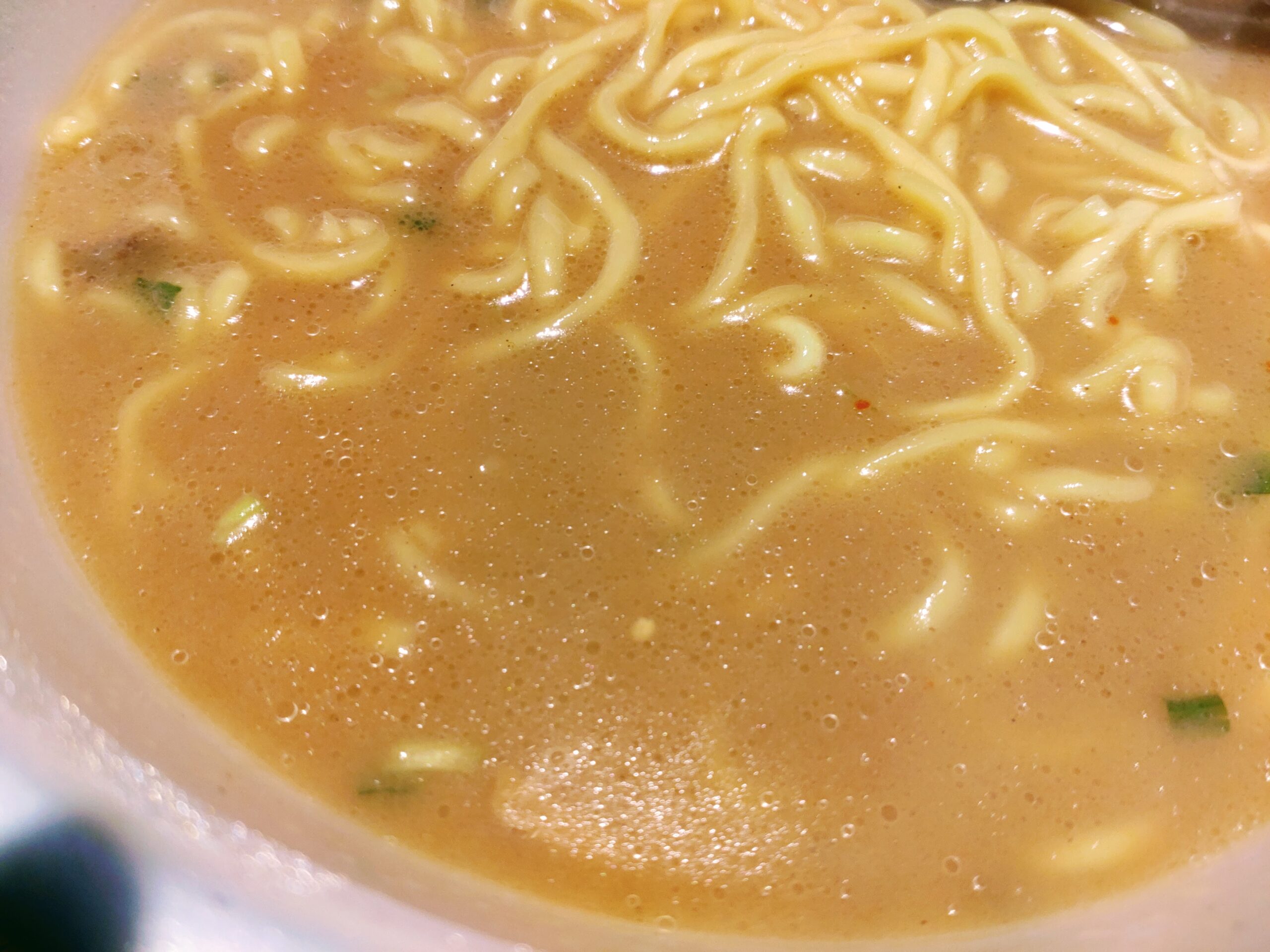マルちゃん正麺 カップ 極濃魚介豚骨のスープ