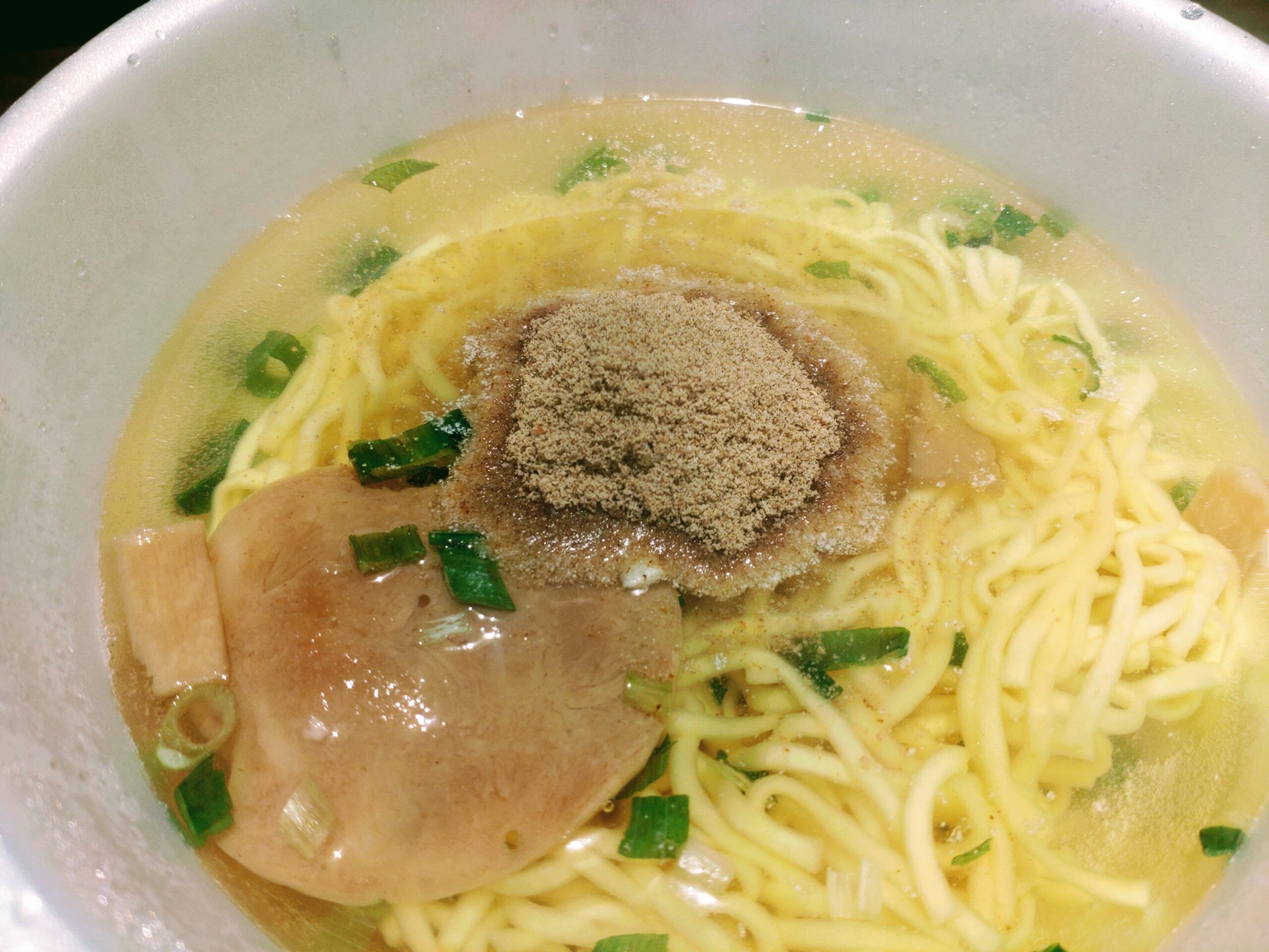 マルちゃん正麺 カップ 極濃魚介豚骨に粉末スープを入れたところ