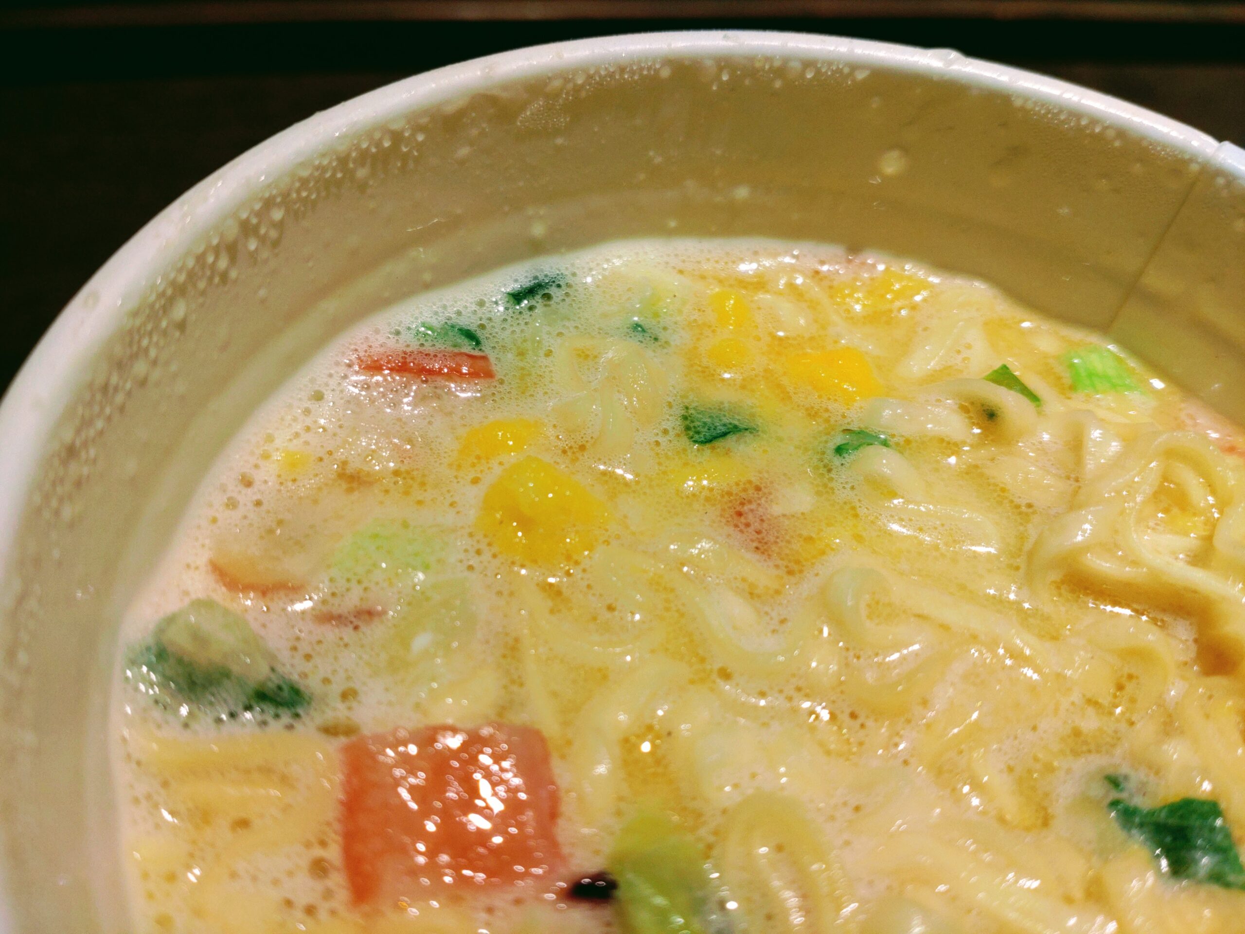 カップヌードル 北海道濃厚ミルクシーフー道ヌードルのスープ