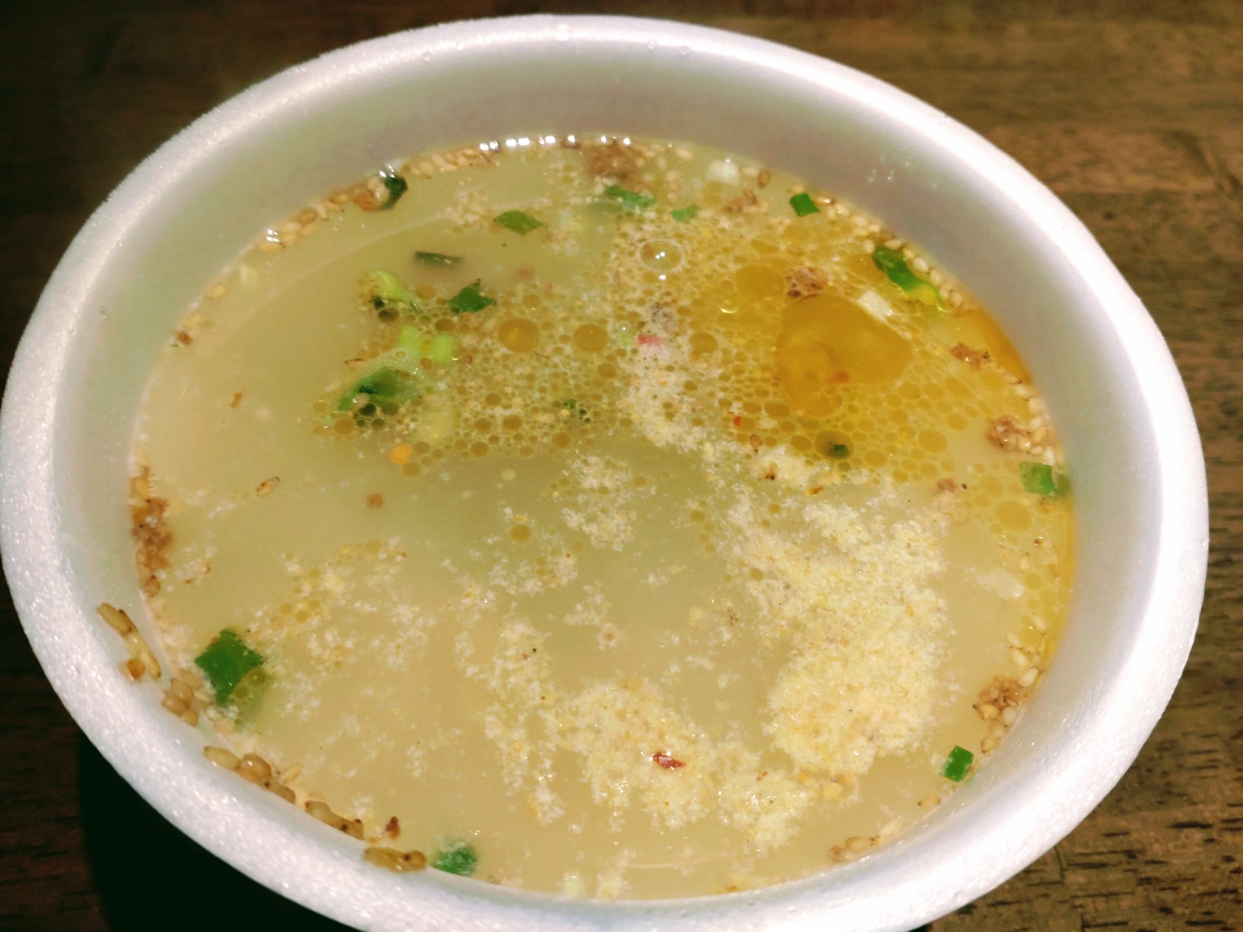 麺づくり 白いごま香る豆乳担担麺に液体スープと粉末スープを入れたところ
