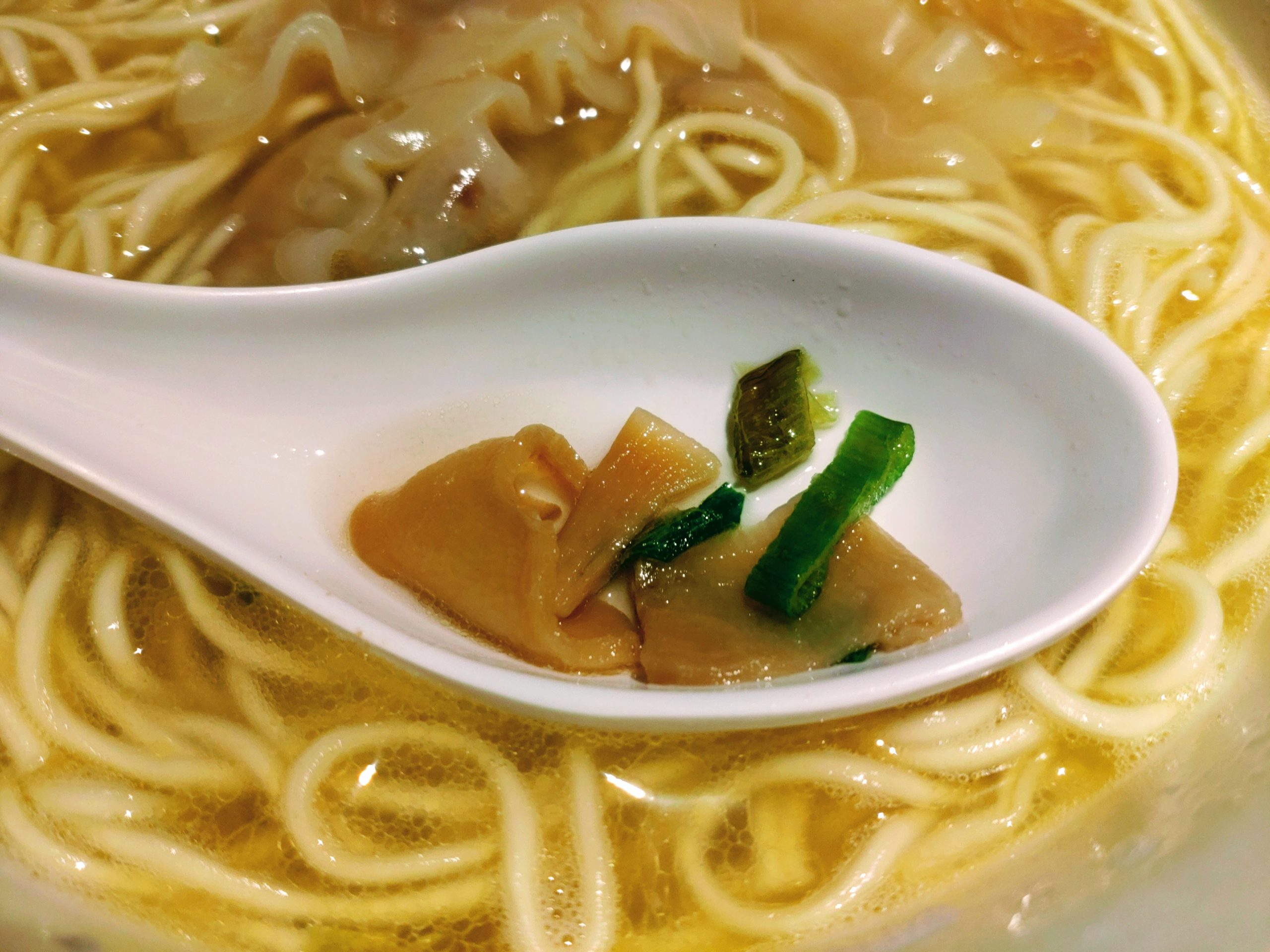 ワンタン麺の最高峰の店 八雲の一杯 ワンタン麺 白醤油味の具材