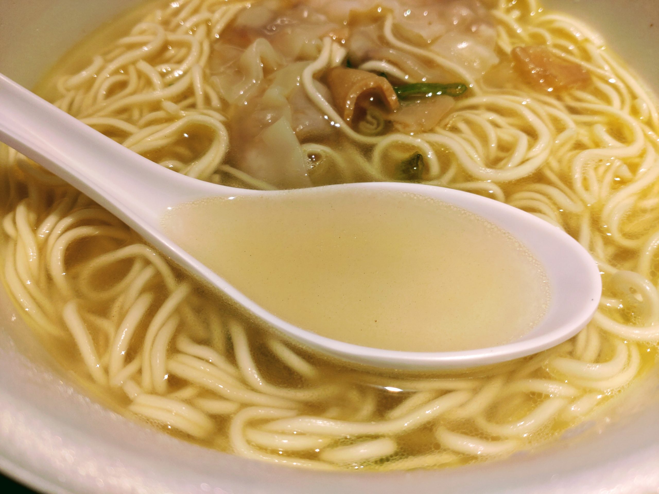 ワンタン麺の最高峰の店 八雲の一杯 ワンタン麺 白醤油味のスープ