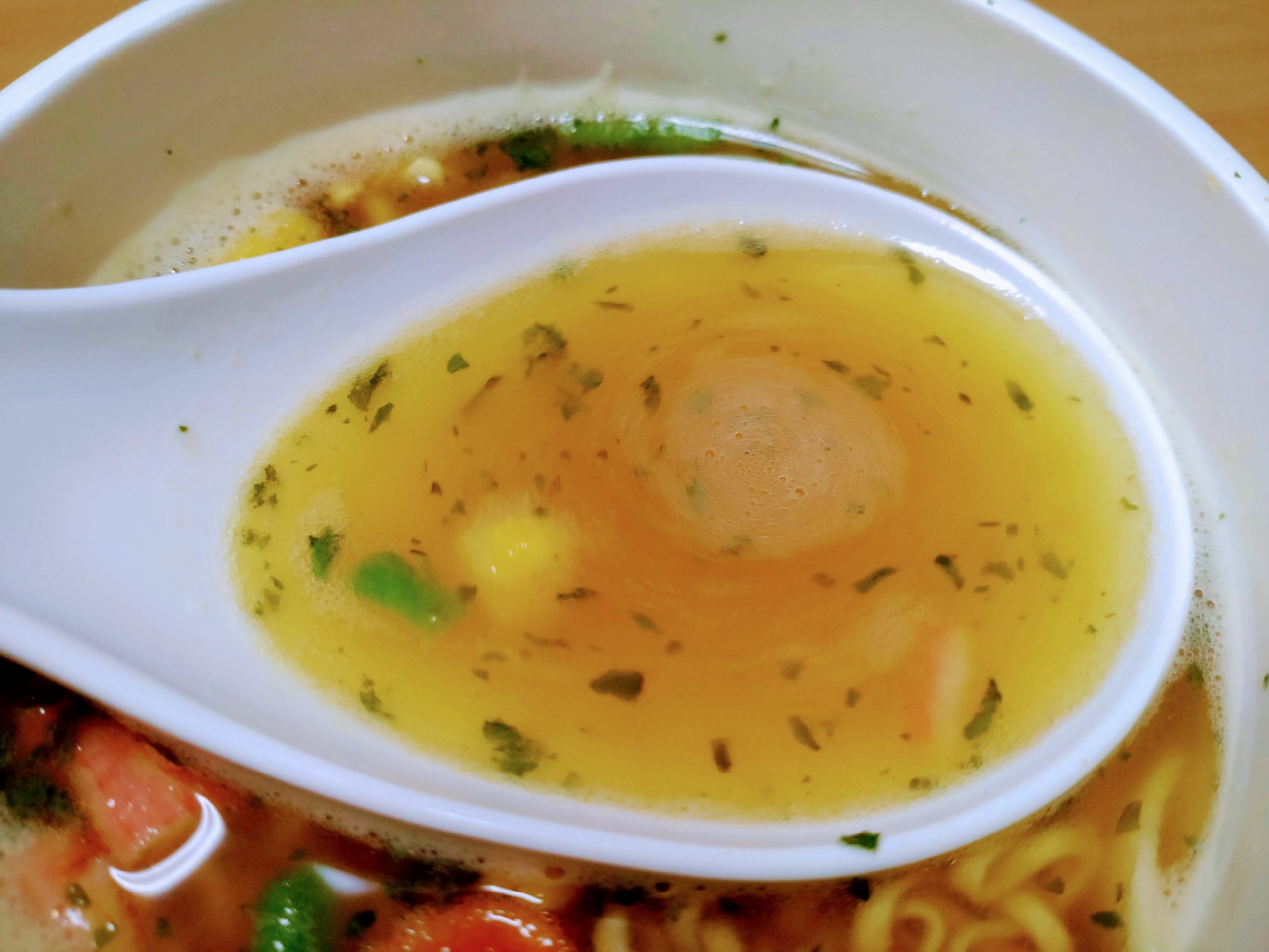 カップヌードル シーフードパエリア味のスープ