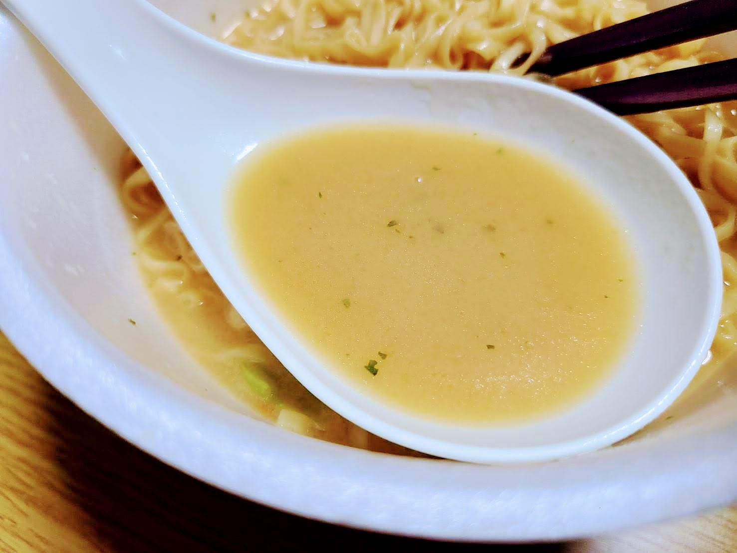 チキンラーメンどんぶり 昭和の洋食ブーム クリーミーグラタン味のスープ