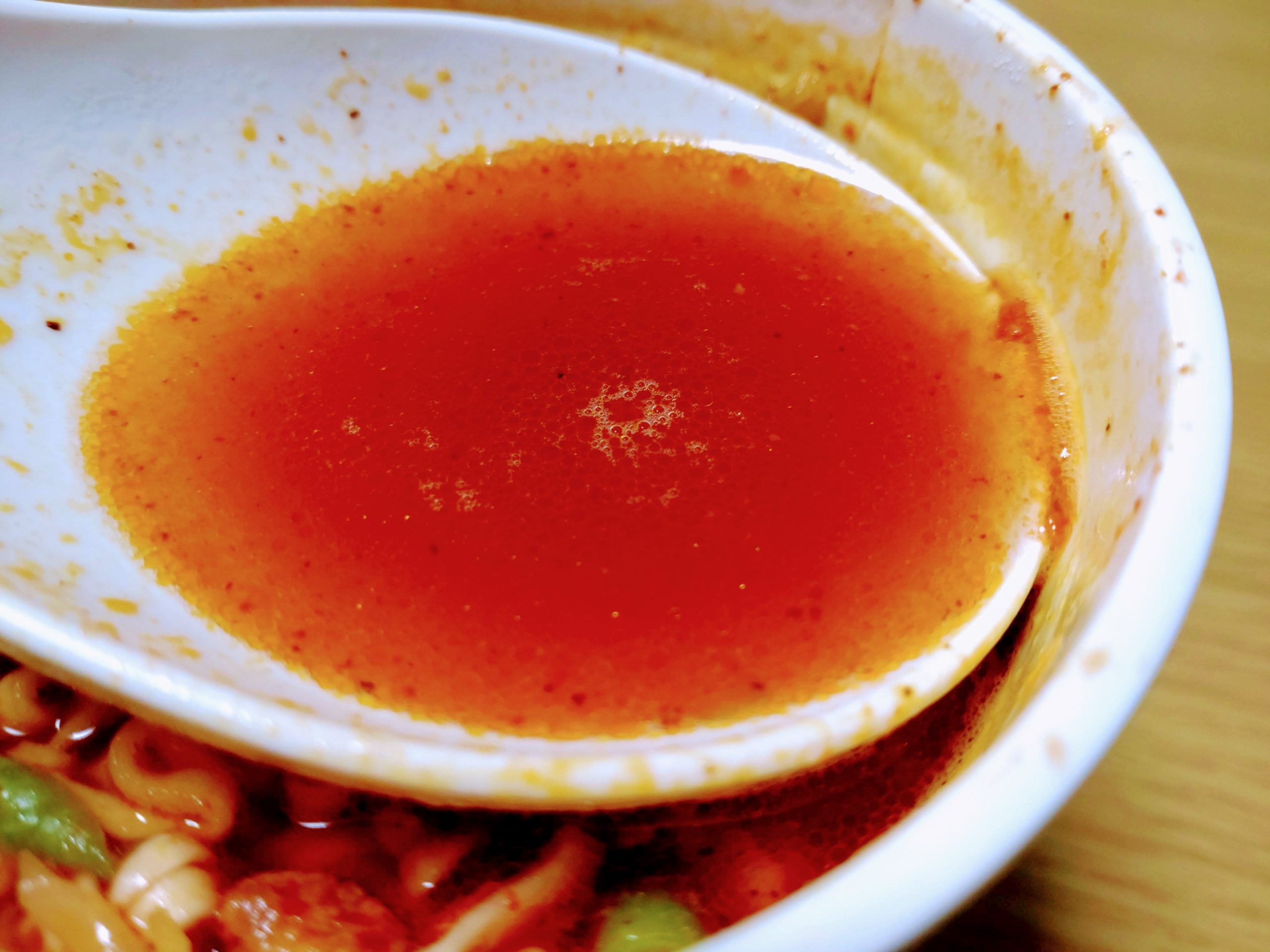 特上 カップヌードル チリトマトヌードルのスープ