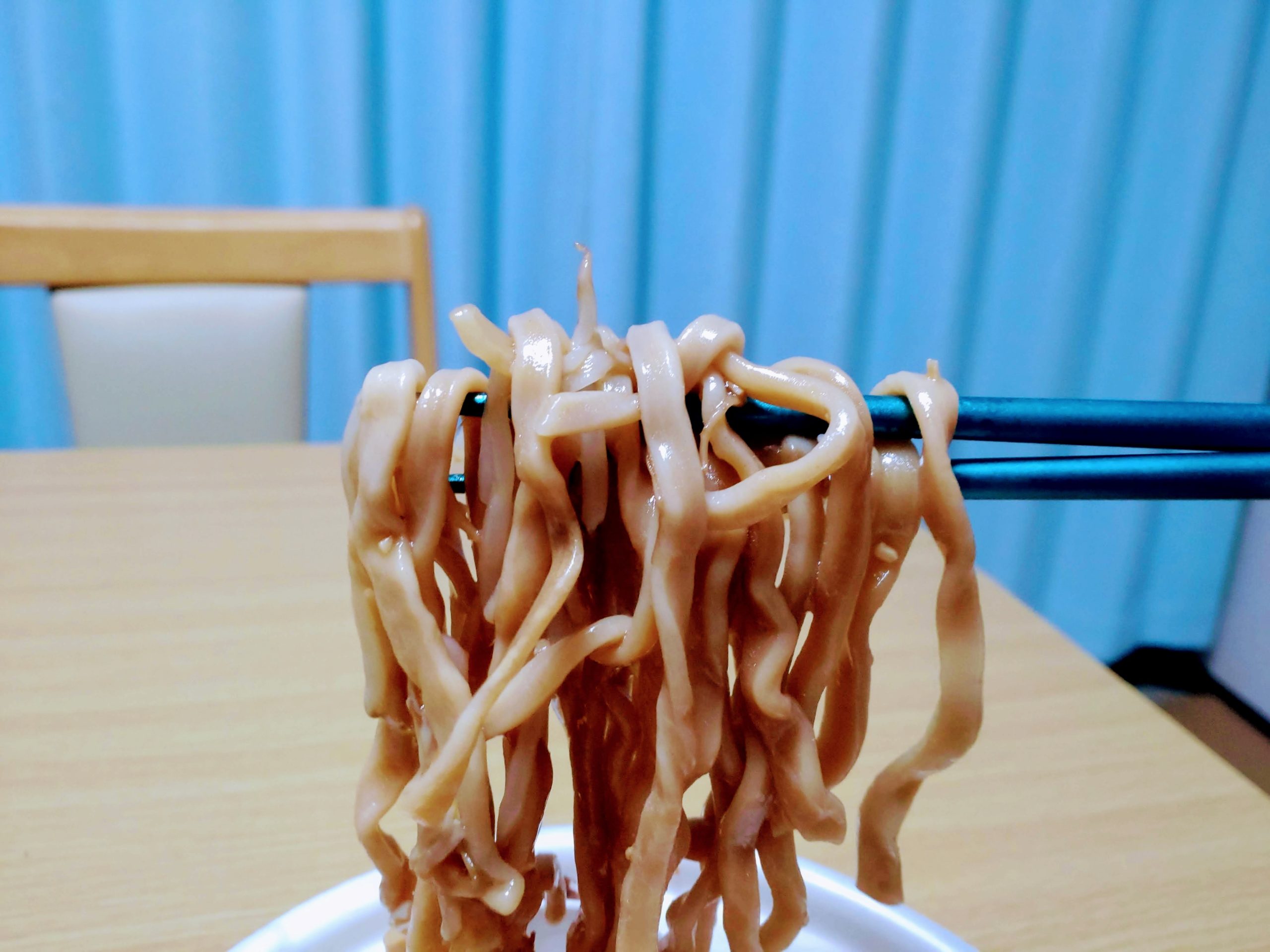 とみ田監修デカ豚ラーメン ワシワシMAXの麺