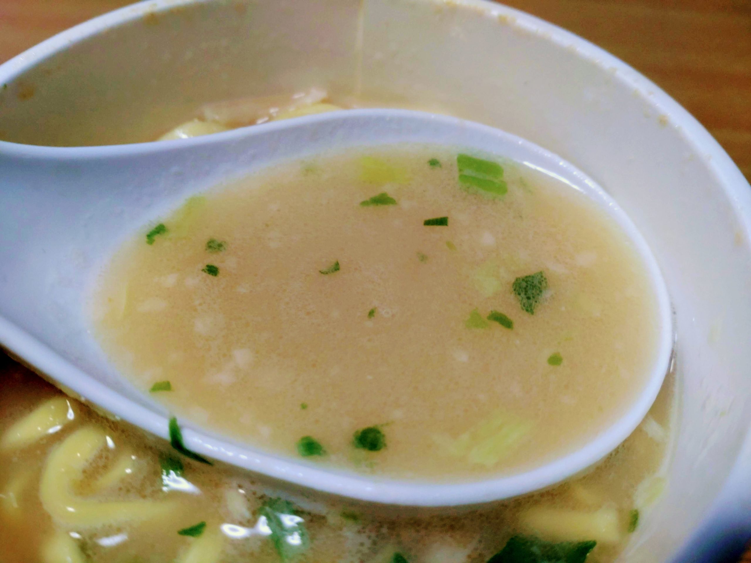 明星 麺神カップ こってり鶏そばのスープ