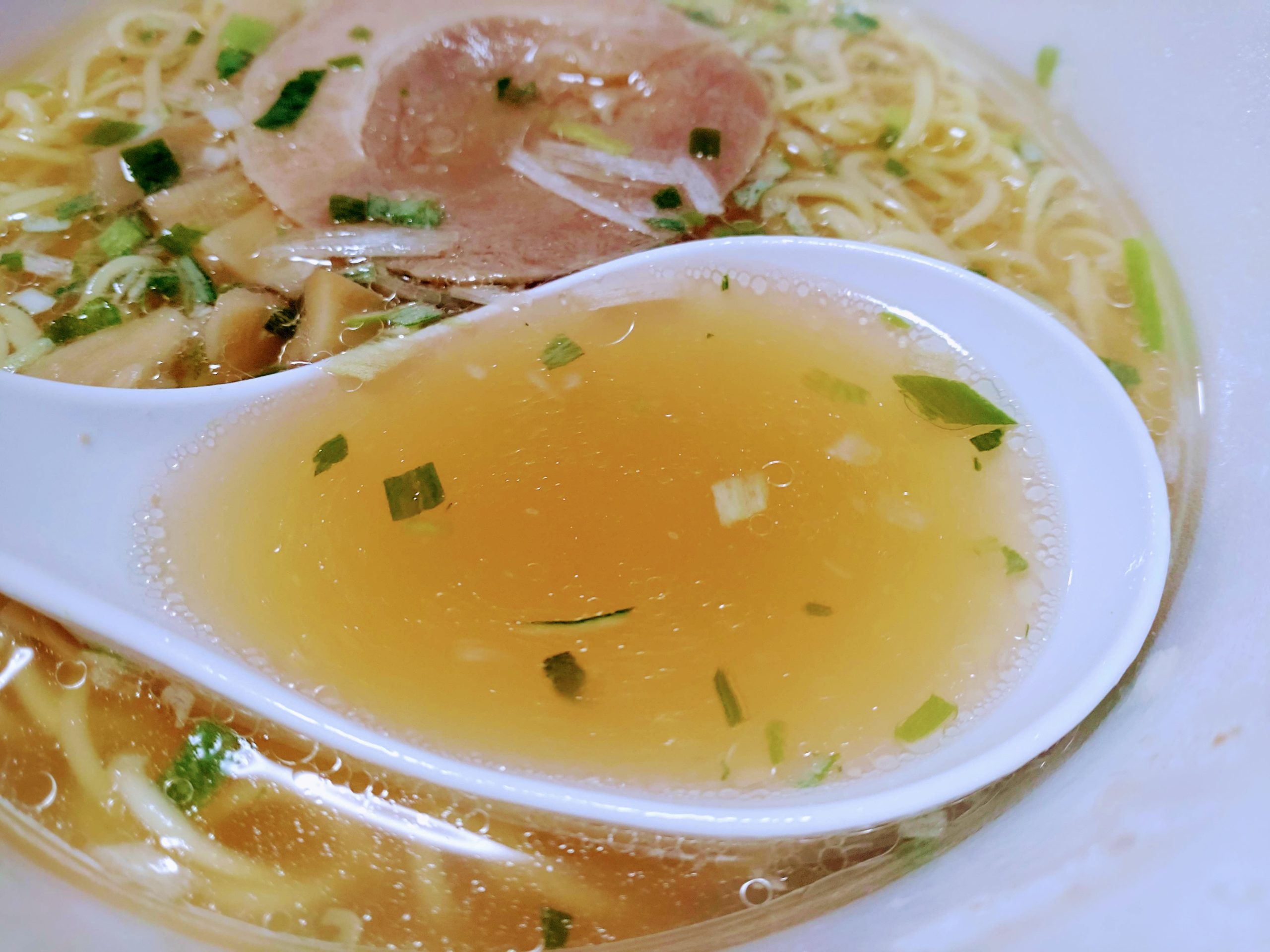 明星 地域の名店 函館麺や一文字鶏だし塩ラーメンのスープ