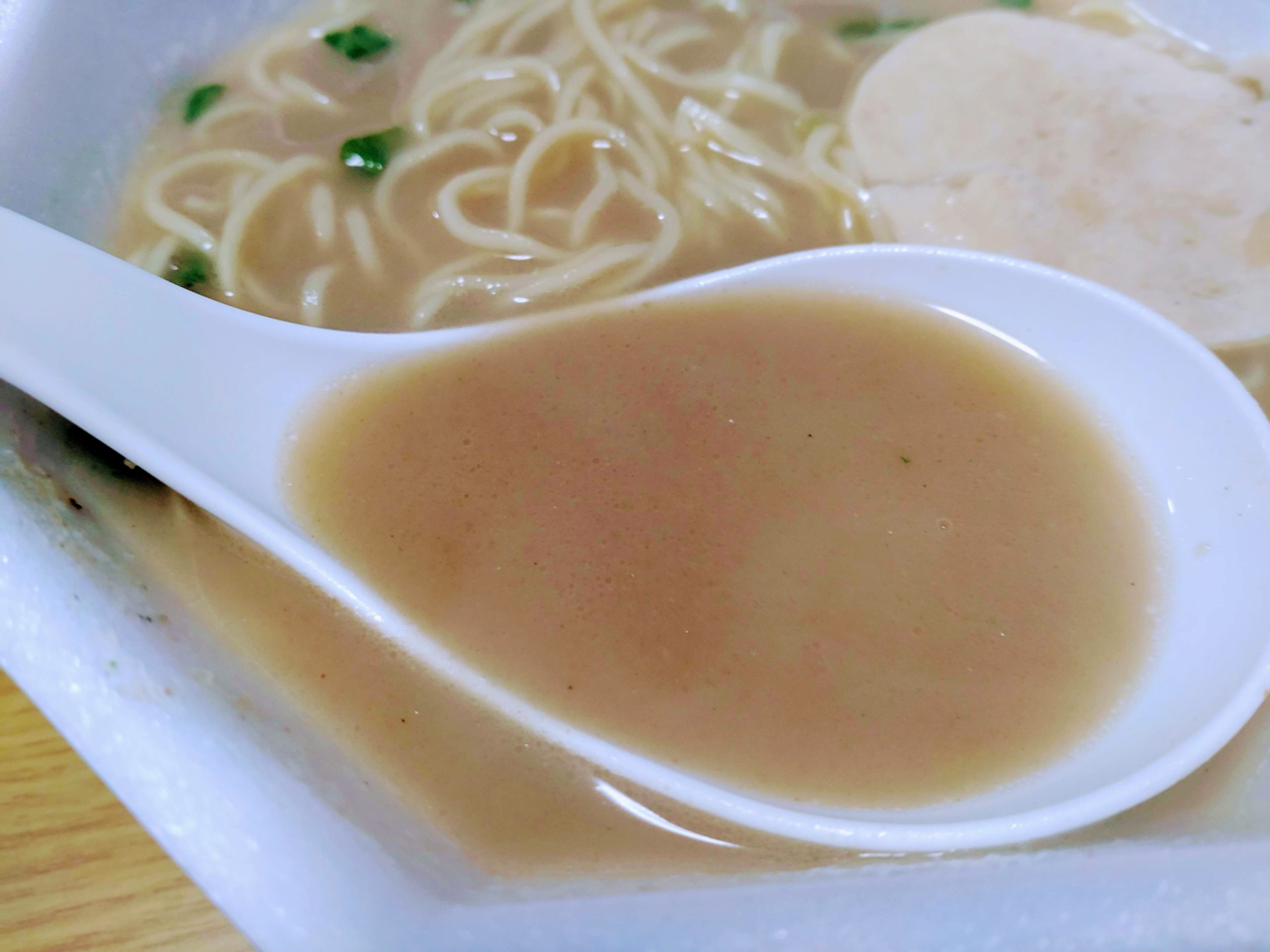 日清ドロラ王 ドロ、ニボニボ、濃厚煮干のスープ