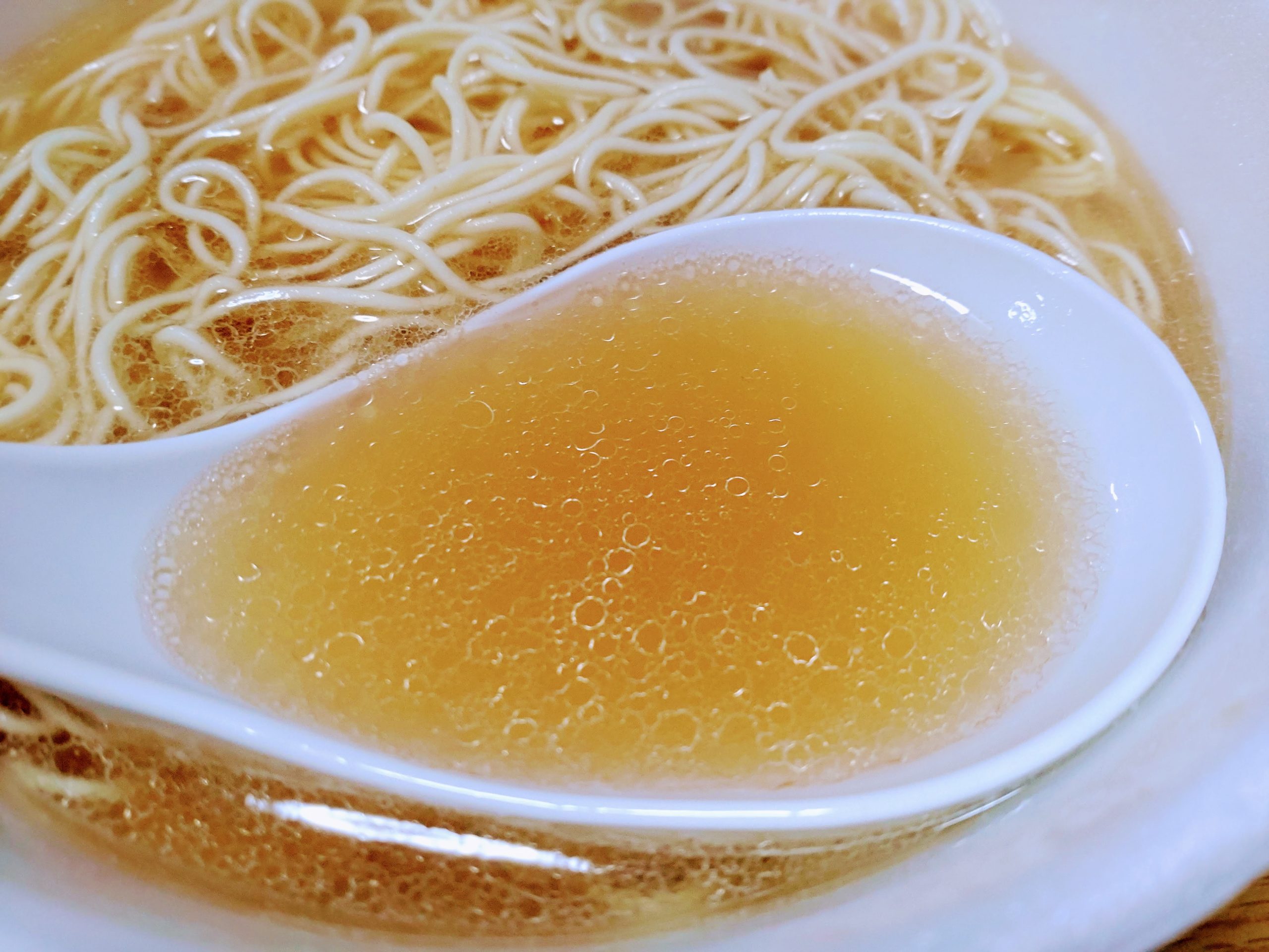 明星 麺とスープだけ 透明スープの豚骨のスープ