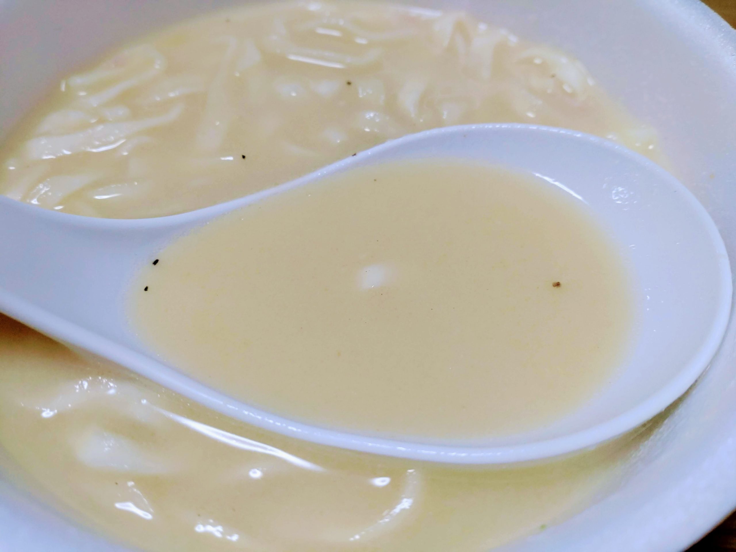 日清のどん兵衛 燻製ベーコンのカルボナーラうどんのスープ