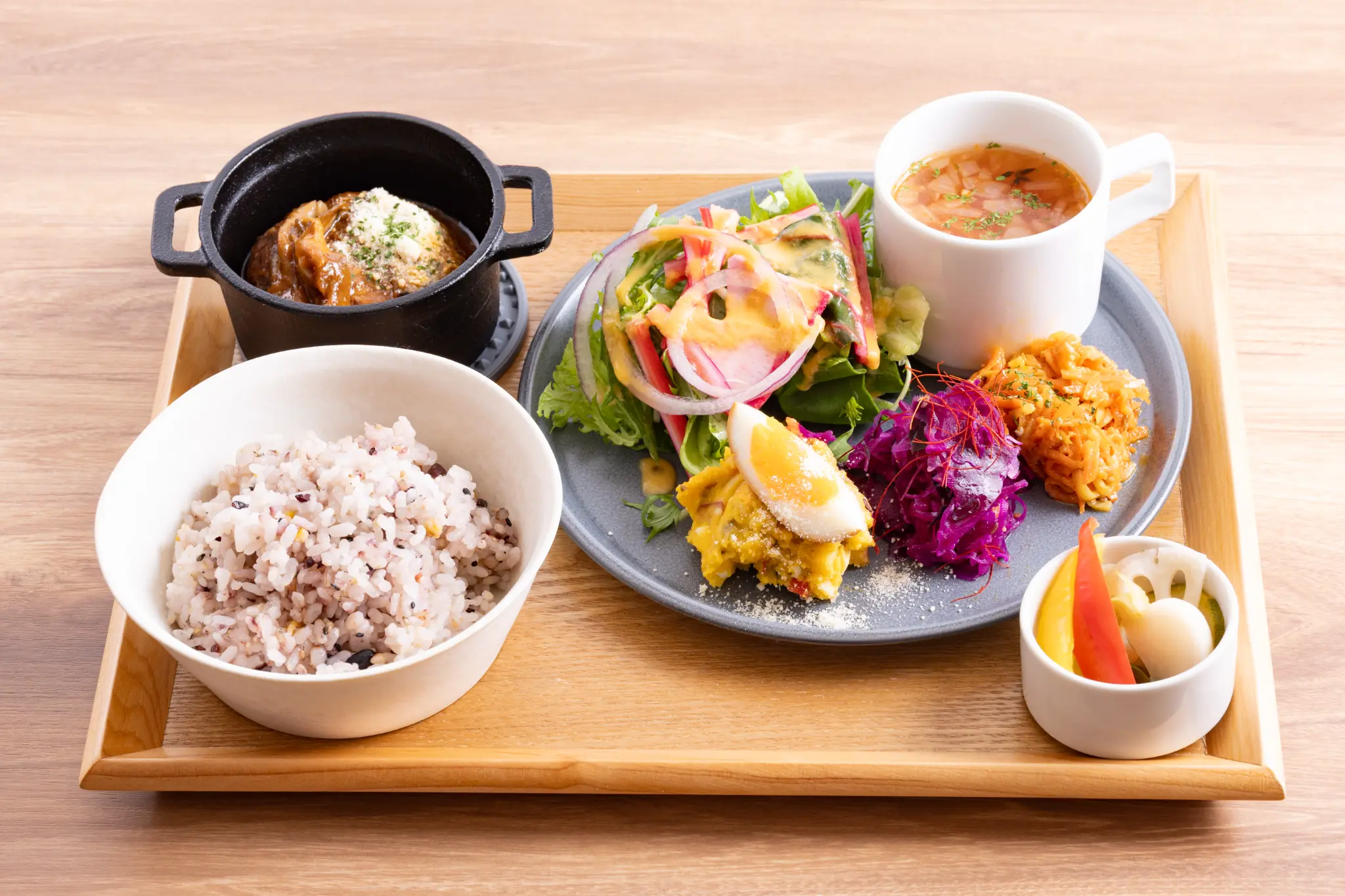 手ごね煮込みハンバーグと地野菜デリのプレート